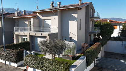 Villa a schiera di testa