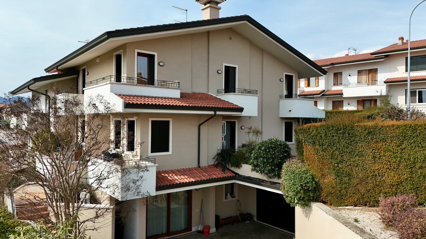 Villa Semi indipendente con giardino