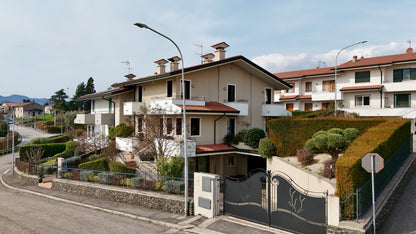 Villa Semi indipendente con giardino