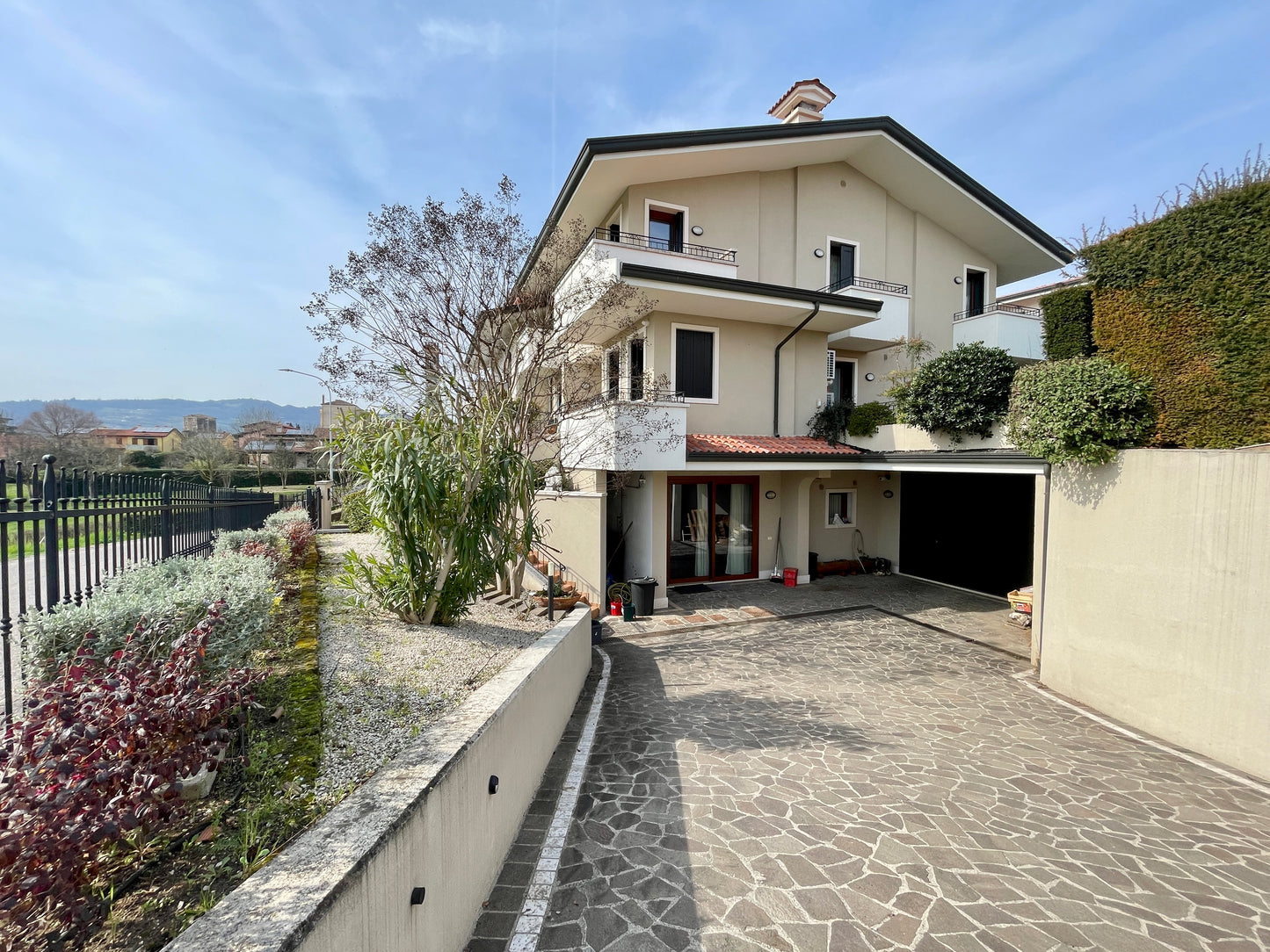 Villa Semi indipendente con giardino