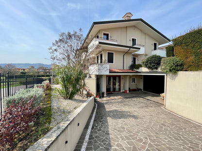 Villa Semi indipendente con giardino