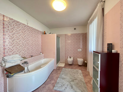 Villa Semi indipendente con giardino