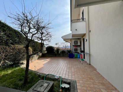 Villa Semi indipendente con giardino