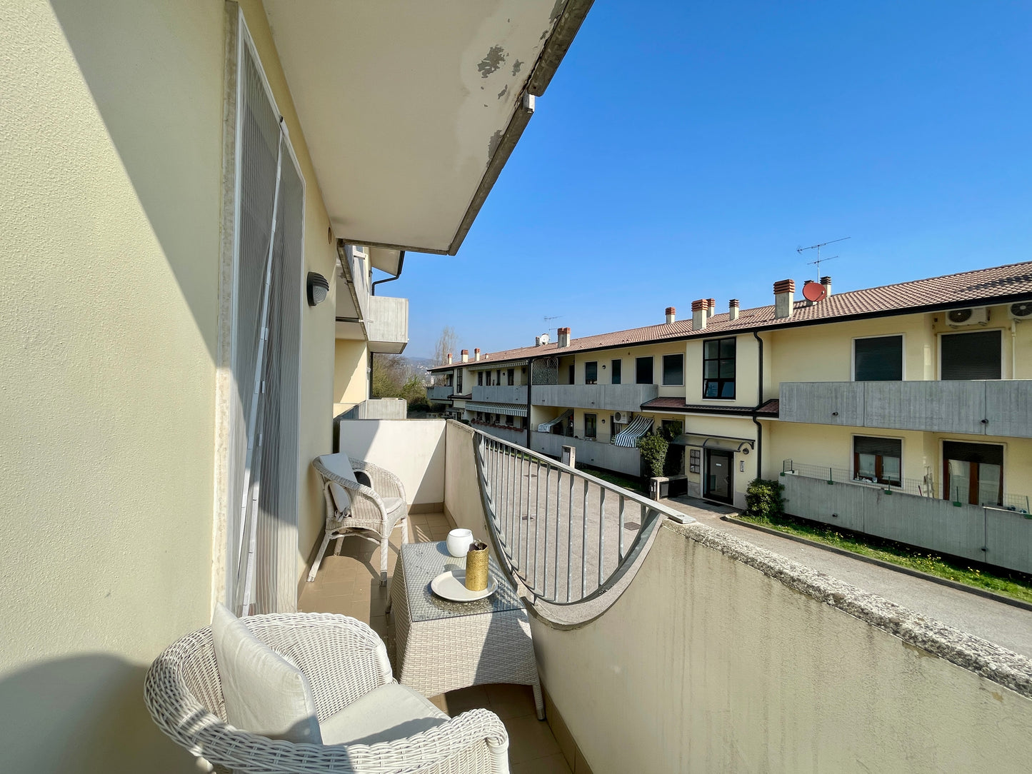 Casa a schiera di testa con giardino