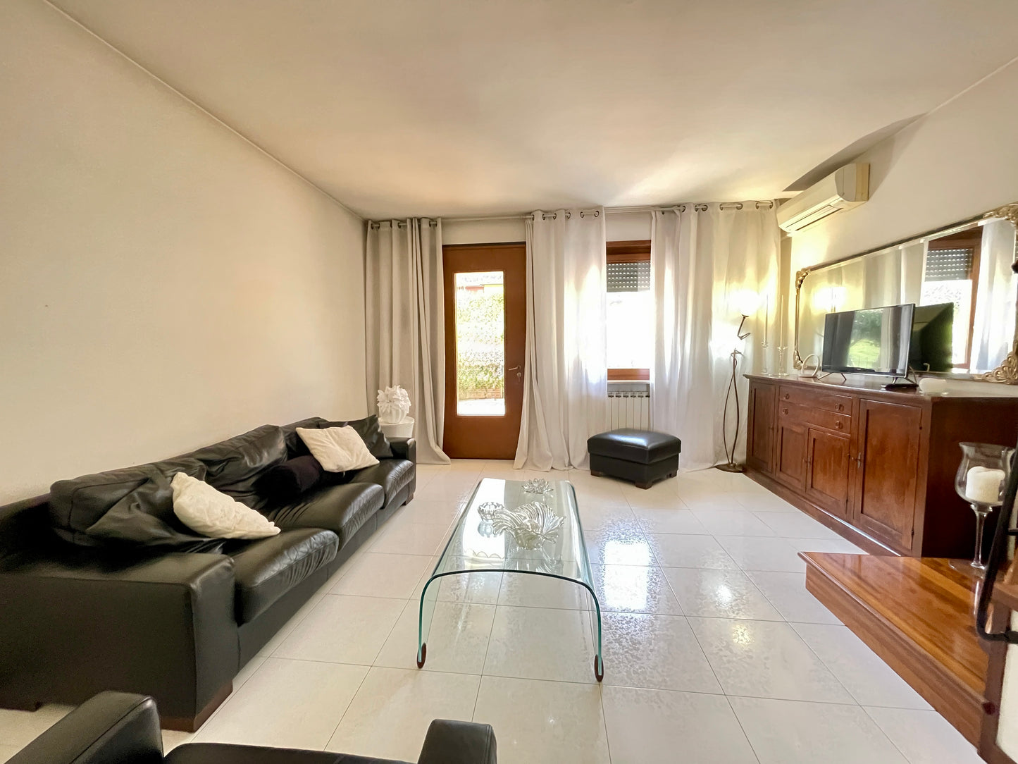 Casa a schiera di testa con giardino