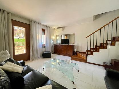 Casa a schiera di testa con giardino