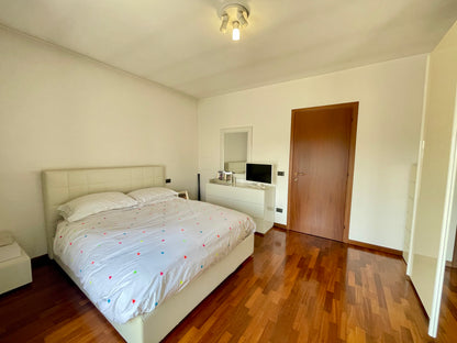Casa a schiera di testa con giardino