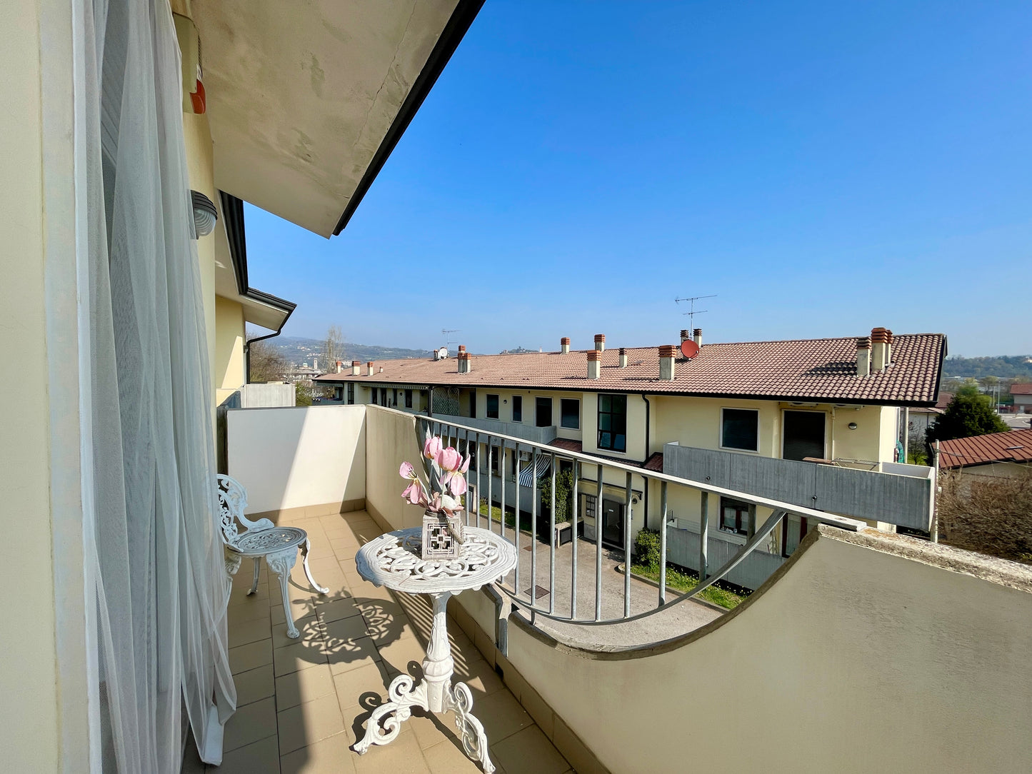 Casa a schiera di testa con giardino