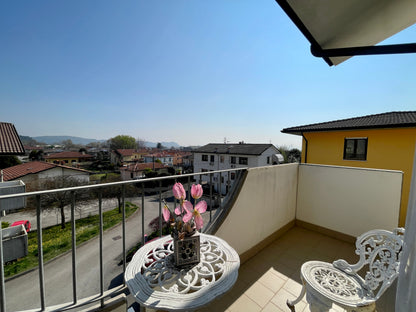 Casa a schiera di testa con giardino