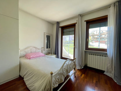 Casa a schiera di testa con giardino