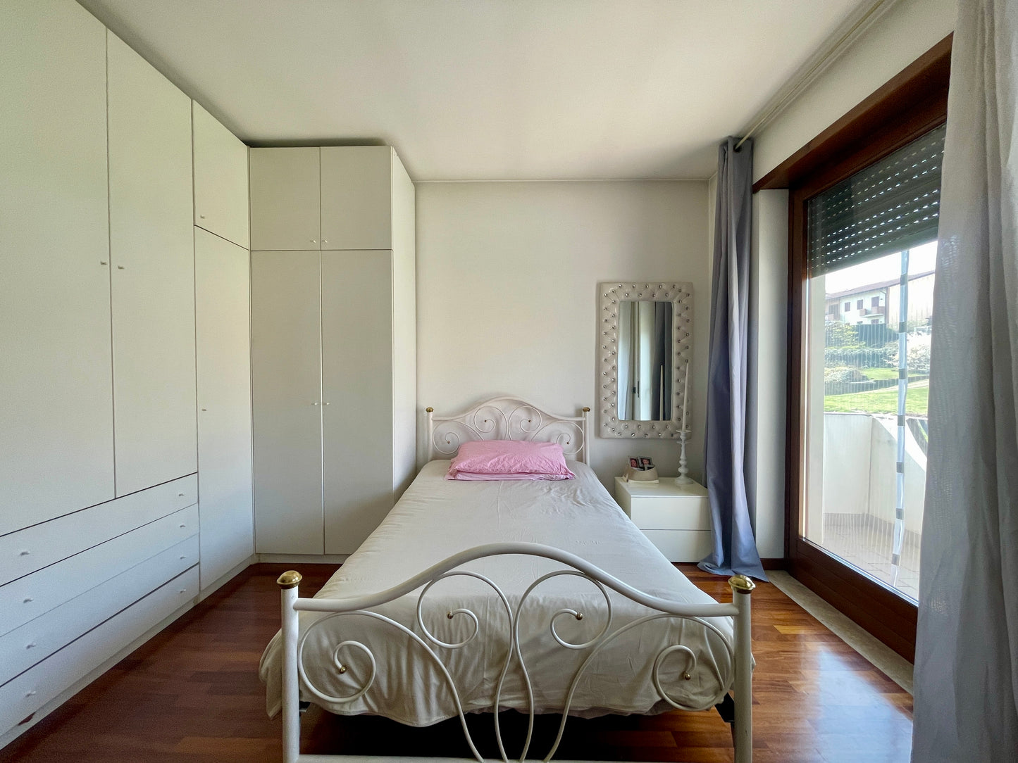 Casa a schiera di testa con giardino