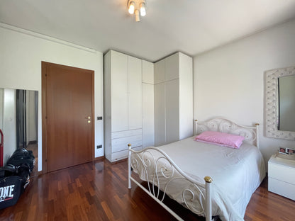 Casa a schiera di testa con giardino