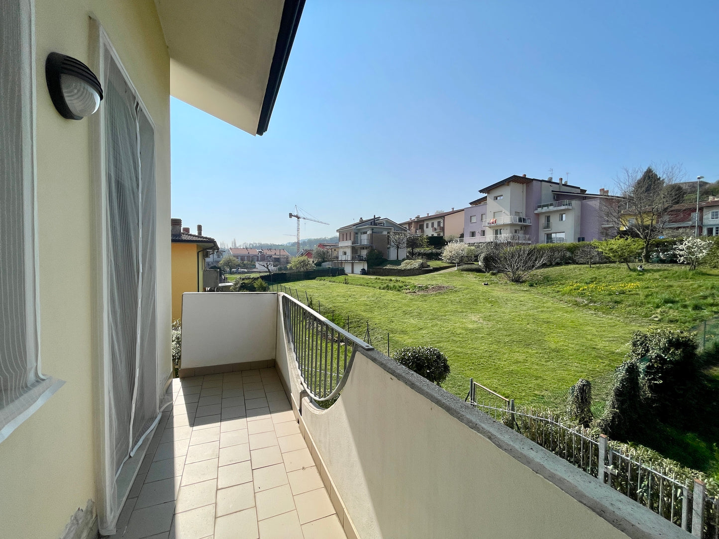 Casa a schiera di testa con giardino