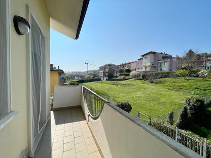 Casa a schiera di testa con giardino