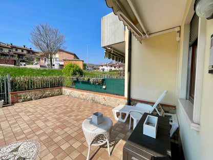Casa a schiera di testa con giardino