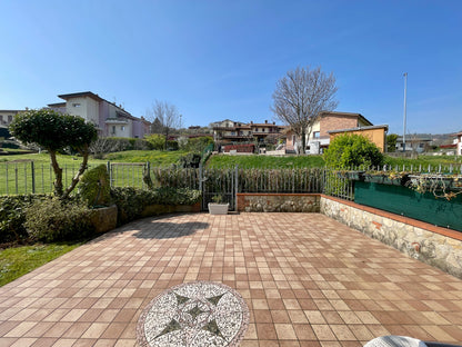 Casa a schiera di testa con giardino