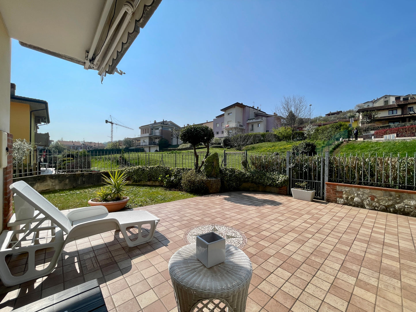 Casa a schiera di testa con giardino