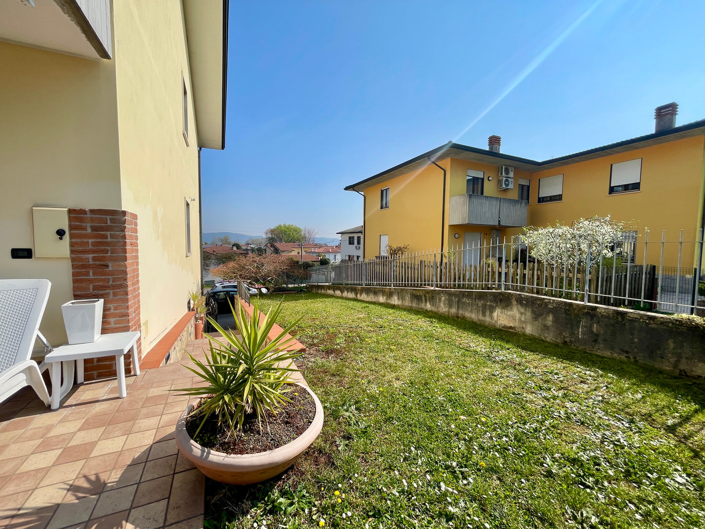 Casa a schiera di testa con giardino