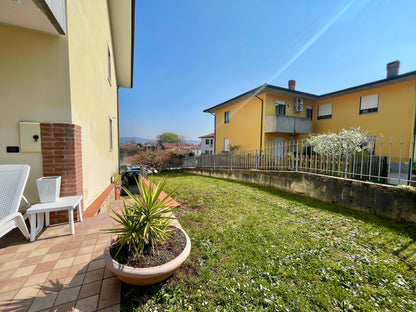 Casa a schiera di testa con giardino