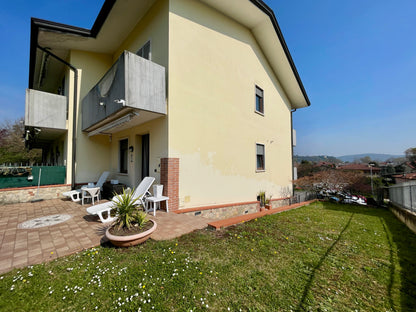 Casa a schiera di testa con giardino