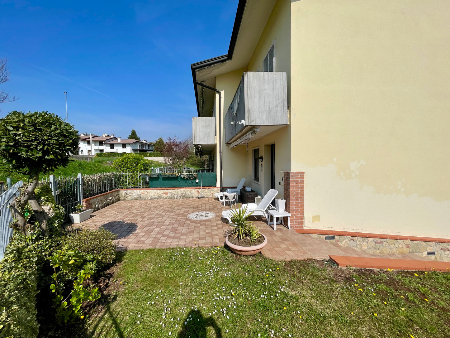 Casa a schiera di testa con giardino