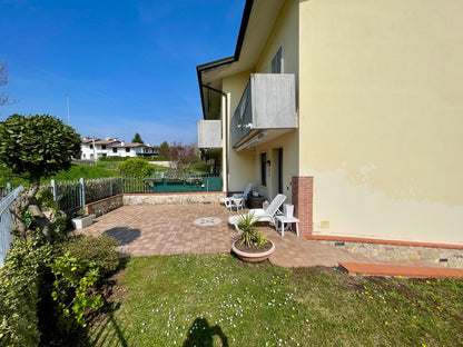 Casa a schiera di testa con giardino