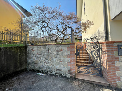 Casa a schiera di testa con giardino