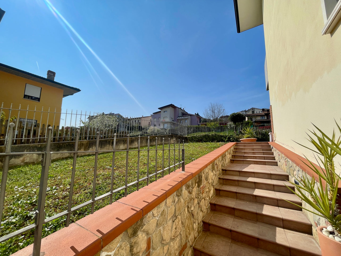 Casa a schiera di testa con giardino